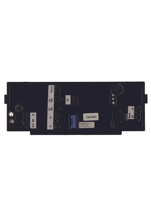 Elektronische Steuerung von Judo, ausgestattet mit Anschlussmöglichkeiten und Steuerungselementen, erkennbar an den beschrifteten Anschlusssteckern und einzelnen Komponenten.